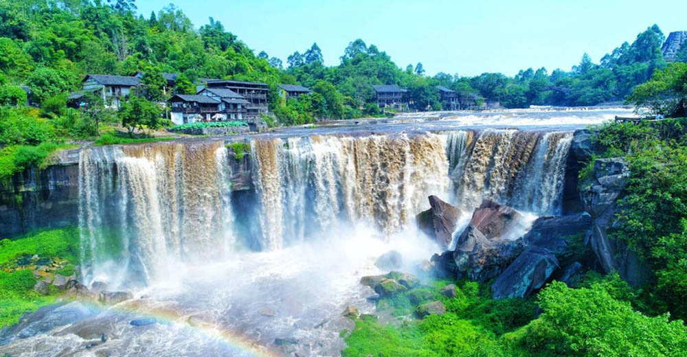 廣安市廣安區(qū)協(xié)興鎮(zhèn)：該鎮(zhèn)擁有國(guó)家5A級(jí)旅游景區(qū)鄧小平故里、全國(guó)干部黨性教育基地小平干部學(xué)院等人文資源17處，每年自帶游客流量300萬(wàn)人次以上。