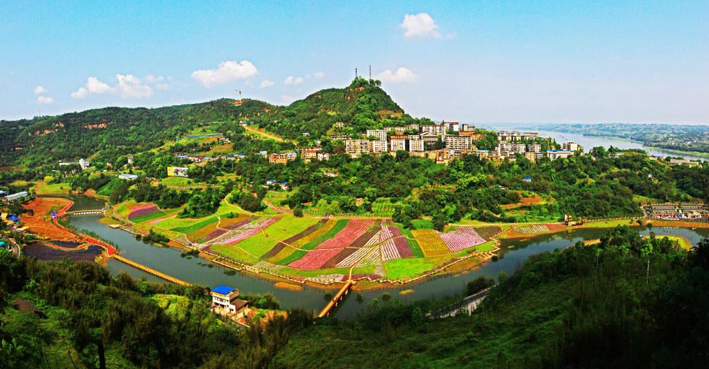 瀘州市納溪區(qū)大渡口鎮(zhèn)：鎮(zhèn)域內(nèi)擁有鳳凰湖、花田酒地2家國(guó)家4A級(jí)旅游景區(qū)，有七彩花田、白酒文化-龍洄酒莊、非遺文化-四川巴蜀液酒傳統(tǒng)釀制技藝、工廠文化、山石景觀-清溪谷·花田酒地丹霞世界自然遺產(chǎn)、田園景觀、茶文化、渡口文化等旅游資源。
