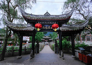 都江堰市泰安村：以鄉(xiāng)村休閑旅游為主，輔以五十余家精品民宿酒店，將經(jīng)濟(jì)社會(huì)發(fā)展與青城山后山發(fā)展緊密結(jié)合，帶動(dòng)以休閑康養(yǎng)、健康管理為主的現(xiàn)代類(lèi)養(yǎng)生產(chǎn)品。