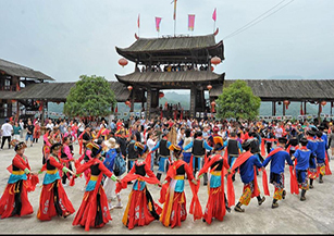 北川縣石椅村：采取“一三產(chǎn)業(yè)互動(dòng)模式”，以獨(dú)特羌族文化為引領(lǐng)，以水果產(chǎn)業(yè)為基礎(chǔ)，定期舉辦“慶羌年、祭山會(huì)、領(lǐng)歌節(jié)”等活動(dòng)。
