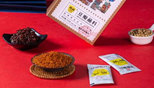 成都市中國(guó)川菜產(chǎn)業(yè)園景區(qū)推薦的寬窄·郫縣豆瓣聯(lián)名系列：具有濃郁的四川元素且在文旅場(chǎng)所銷(xiāo)售量大，深受游客喜愛(ài)。