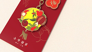 廣安市鄧小平故里文創(chuàng)集市推薦的小平文創(chuàng)系列：在紅色文創(chuàng)類(lèi)產(chǎn)品中設(shè)計(jì)較為新穎時(shí)尚，兼具實(shí)用度，品牌知名度高。