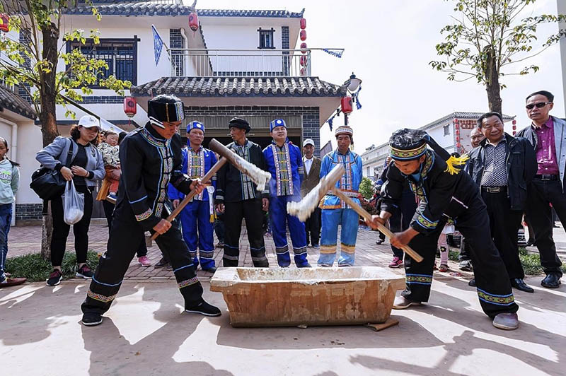打糍粑。寧南縣委宣傳部供圖