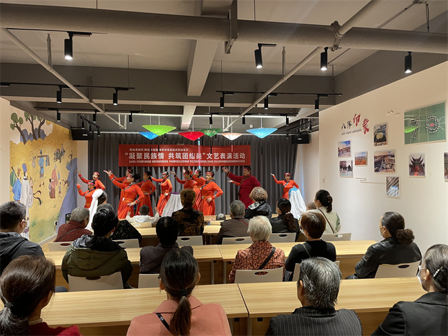 “炫出民族風(fēng) 舞出幸福路 鑄牢中華民族共同體意識”——“凝聚民族情 共筑團結(jié)美”文藝表演活動。成都市民宗局供圖