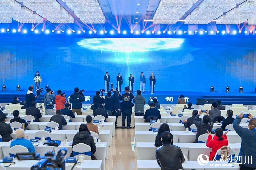 人民網與彭州市人民政府、天府中藥城等合作方共同搭建中醫(yī)藥協同創(chuàng)新平臺亮相啟動。人民網 王波攝