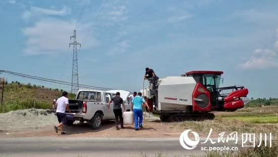 中國石油四川銷售公司助力秋收保供。王洪江攝