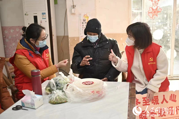 志愿者將羊肉湯送到養(yǎng)老院。陳靜攝