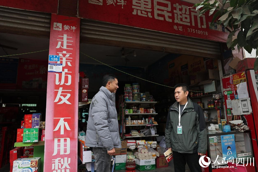 穆元奎（左）與李玨良在“惠民超市”。卓雪攝