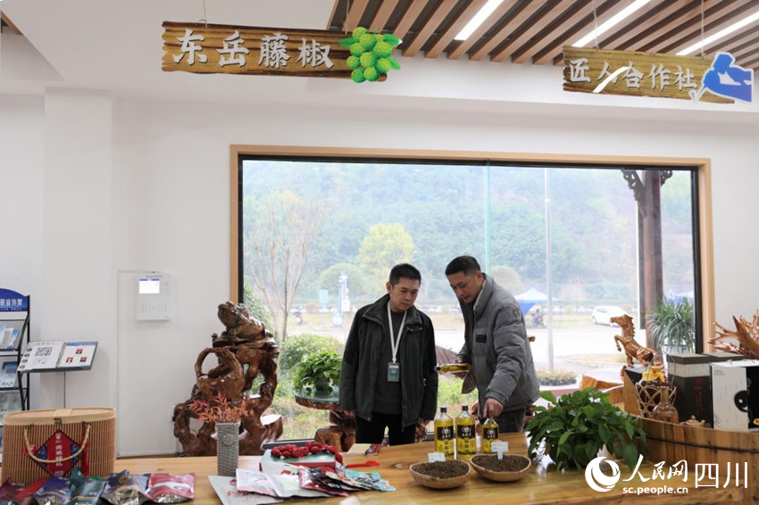 李玨良（右）與穆元奎在豐采四季種植專業(yè)合作社與幺麻子產(chǎn)品合作展示區(qū)。卓雪攝