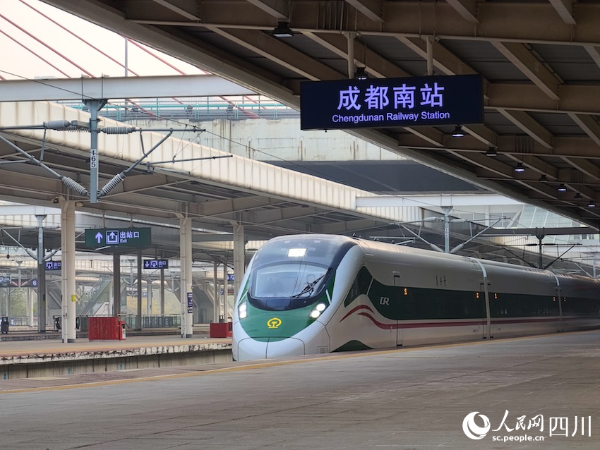 12月23日，試乘首發(fā)列車駛出成都南站站臺(tái)。費(fèi)思童攝
