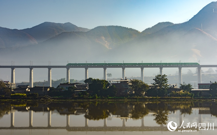 復(fù)興號(hào)駛過(guò)新成昆鐵路沙壩安寧河特大橋。田維鵬攝