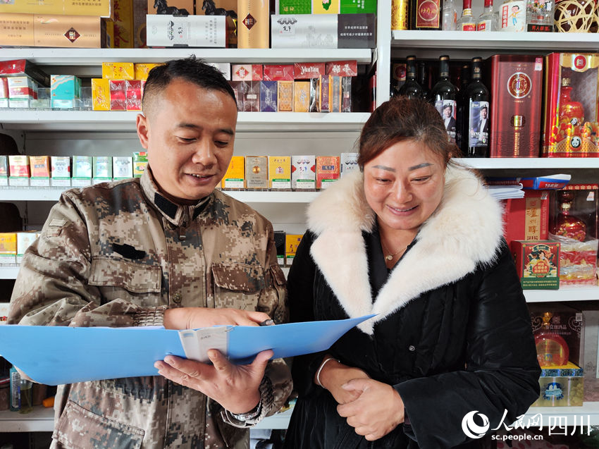 吳遠東（左）在店里指導周麗。何亞卓攝