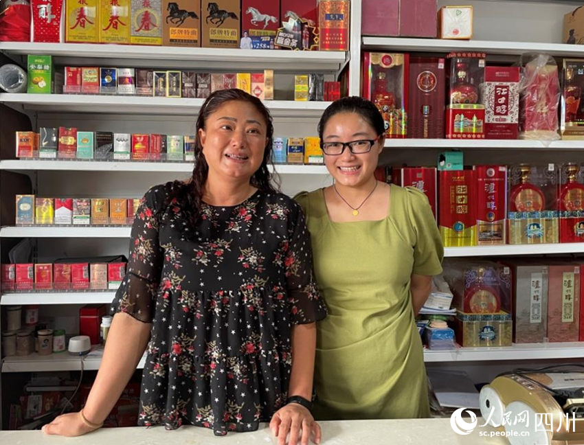 周麗（左）與女兒合影。何亞卓攝