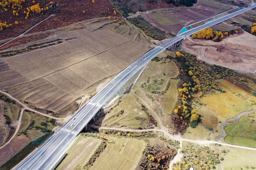 道路兩旁皆美景。蜀道集團供圖