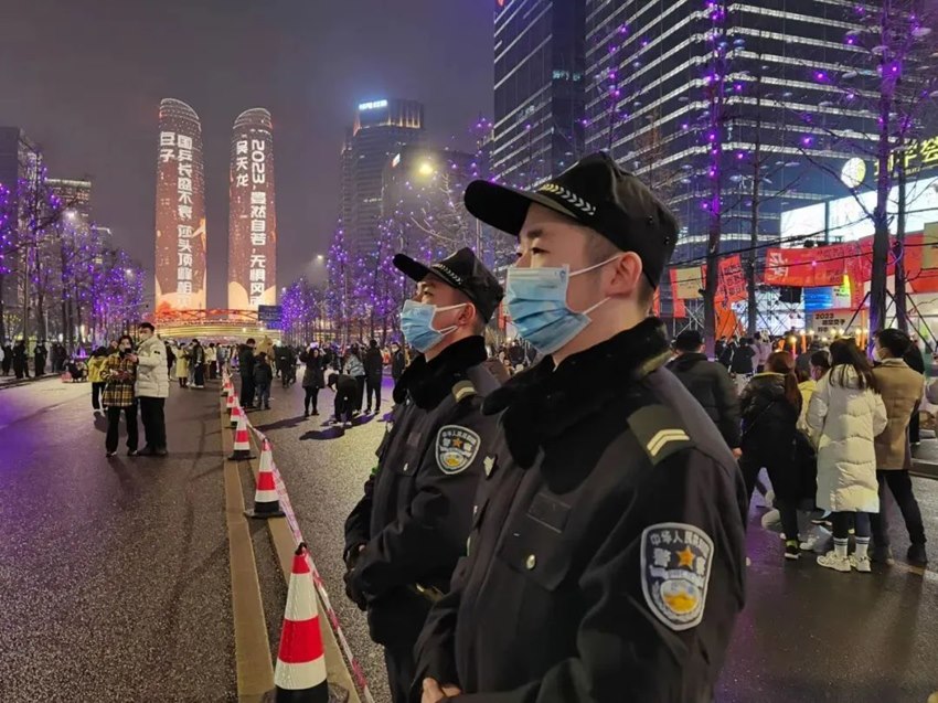 成都市公安局高新區(qū)分局民警堅(jiān)守在崗位上。成都高新公安供圖