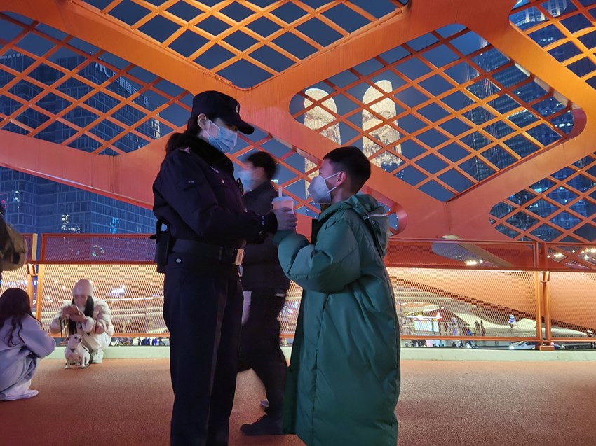 兒子帶著奶茶主動(dòng)來到執(zhí)勤點(diǎn)看望警察媽媽。成都高新公安供圖