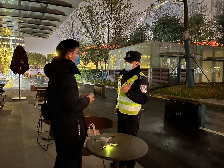 民警宣講禁飛無人機的相關(guān)法律法規(guī)。成都高新公安供圖