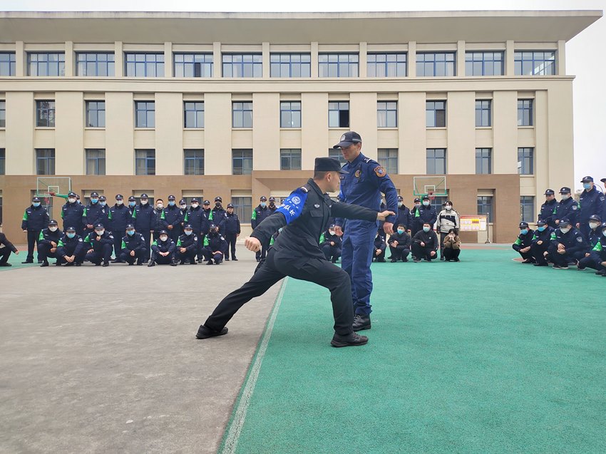 巡警大隊(duì)警務(wù)教官加班加點(diǎn)開展分局新招輔警培訓(xùn)工作。成都高新公安供圖