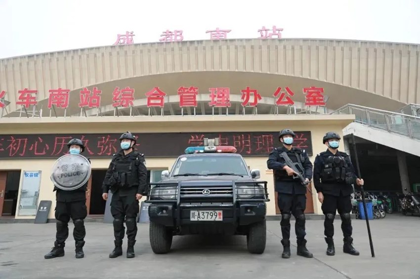 在成都南站執(zhí)勤的民警。成都高新公安供圖
