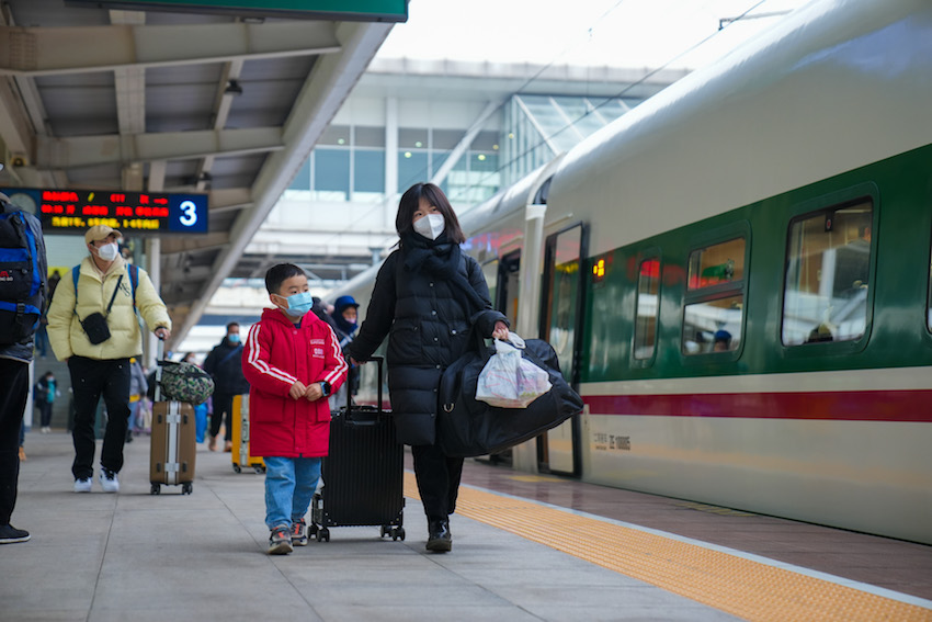 成都東站，乘客有序乘車。成都鐵路供圖
