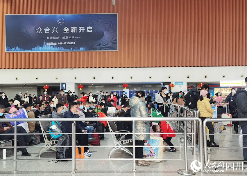 成都東站汽車客運(yùn)站客流穩(wěn)中有增。人民網(wǎng) 郭瑩攝