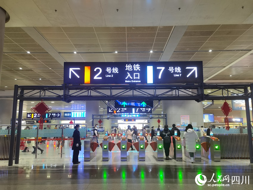 應(yīng)對大客流，地鐵成都東站積極提升運(yùn)力，做好旅客換乘引導(dǎo)。人民網(wǎng) 郭瑩攝