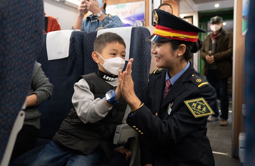 列車人員和乘客溫馨互動(dòng)。成都鐵路供圖