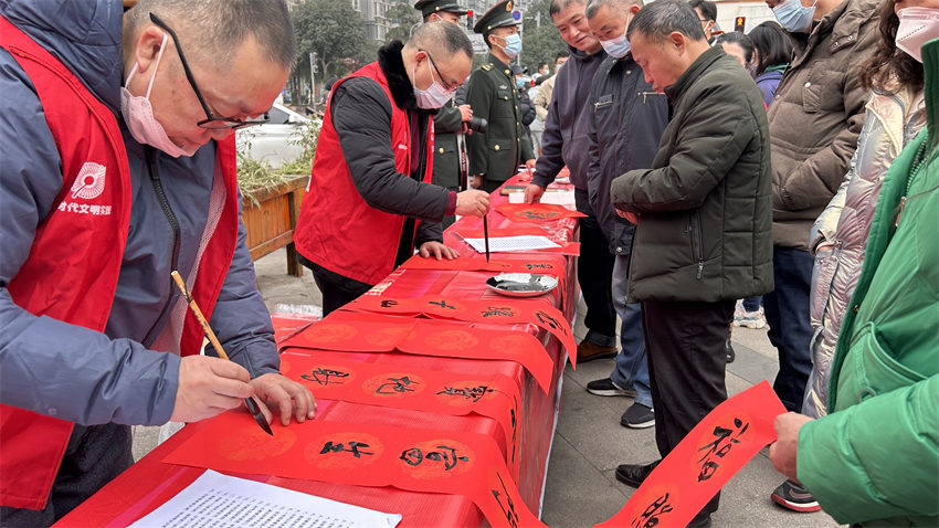 書法家們揮毫?xí)鴮懘郝?lián)。成華區(qū)文化體育和旅游局供圖