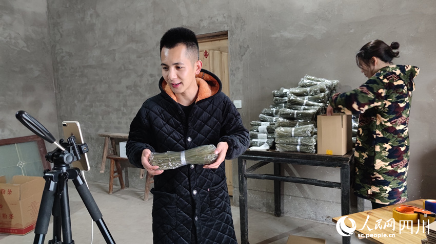 納溪區(qū)返鄉(xiāng)創(chuàng)業(yè)青年明洪強利用抖音直播帶貨。 龍婧攝