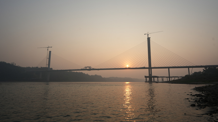 夕陽(yáng)下的大橋。蜀道集團(tuán)供圖