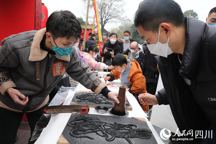 市民體驗(yàn)制作綿竹年畫。人民網(wǎng) 王波攝
