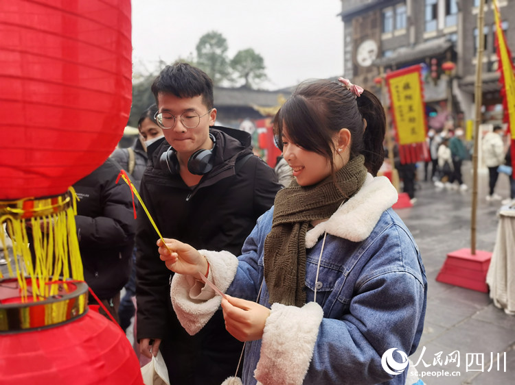 市民現(xiàn)場猜燈謎。人民網(wǎng) 王波攝