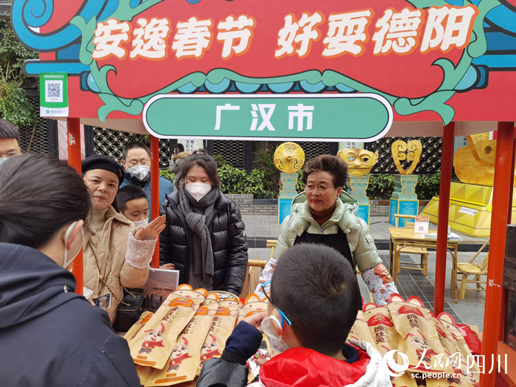 市民在廣漢展臺前選購特色產(chǎn)品。人民網(wǎng) 王波攝