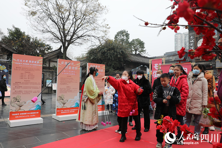 在寬窄巷子景區(qū)，市民參與德陽活動。人民網(wǎng) 王波攝