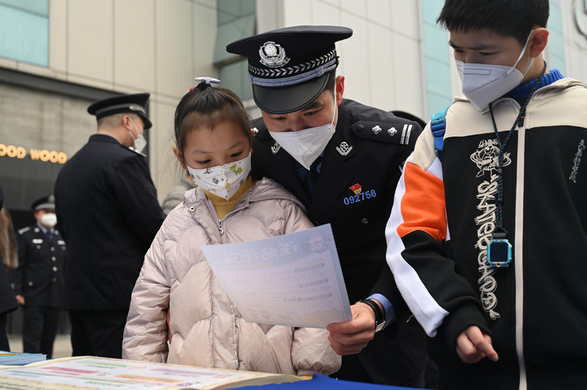 活動現(xiàn)場民警正在為小朋友做法治宣傳。成都市公安局金牛區(qū)分局供圖