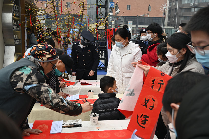 轄區(qū)書法家正在為市民寫春聯(lián)。成都市公安局金牛區(qū)分局供圖