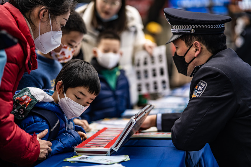 現(xiàn)場(chǎng)市民。成都市公安局金牛區(qū)分局供圖