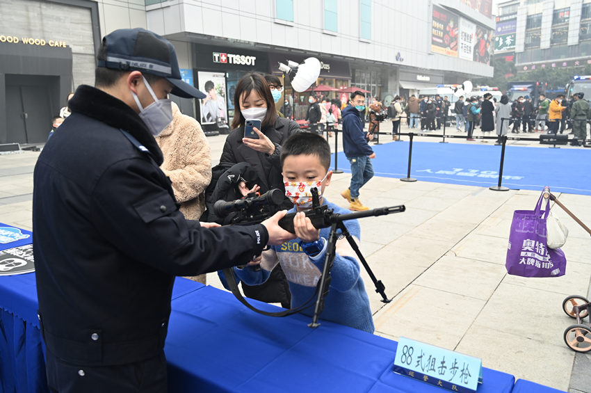 小朋友正在參觀警用槍械。成都市公安局金牛區(qū)分局供圖