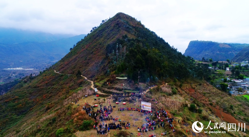 甘洛縣石海鄉(xiāng)布哈村，“圣山”吉日坡下的熱鬧彝族年。施建華攝