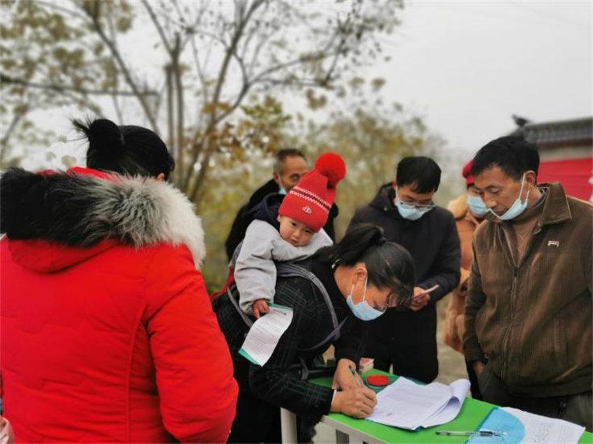 村民分紅笑開顏。江南鎮(zhèn)人民政府供圖