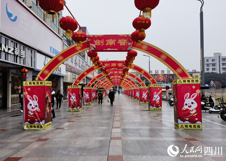 喜慶的祈福大道。周韻攝