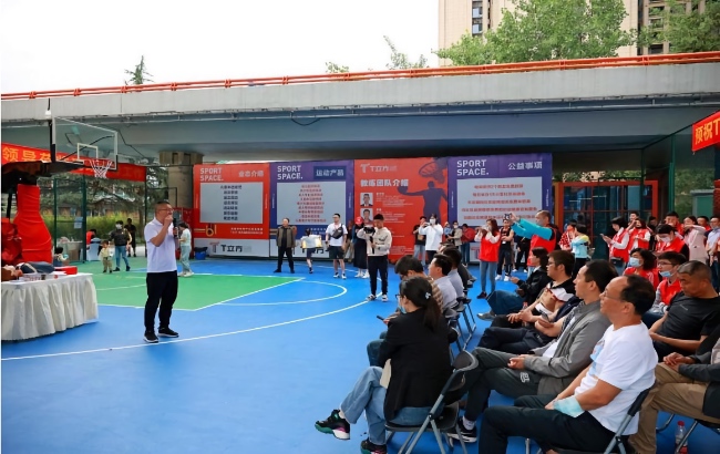 成都市紅十字會(huì)在T立方雙橋子籃球公園開展急救知識(shí)講座。受訪者供圖