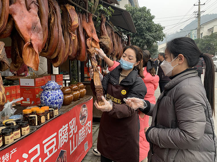市民選購臘肉香腸。劉姮攝