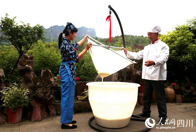 過(guò)濾豆?jié){。李自公攝