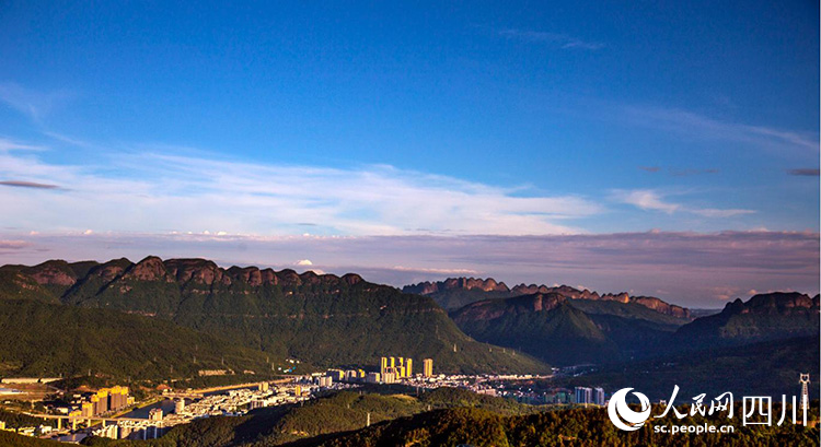 劍門七十二峰紅墻。李自公攝