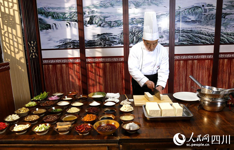 精心制作豆腐宴。李自公攝
