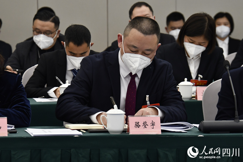 四川省人大代表駱登宇。人民網(wǎng) 王洪江攝