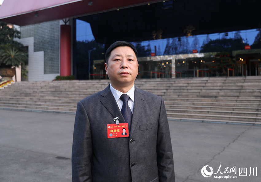 四川省政協(xié)委員、九三學(xué)社資陽市委專職副主委游文盛。人民網(wǎng) 趙祖樂攝