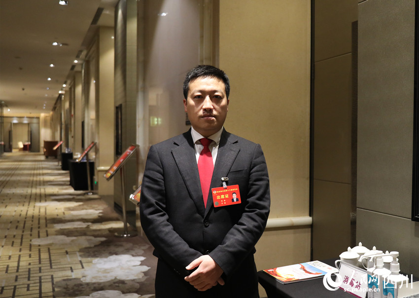 省政協(xié)委員、資陽市雁江區(qū)政協(xié)副主席、民進(jìn)資陽市總支副主委劉林。人民網(wǎng) 趙祖樂攝