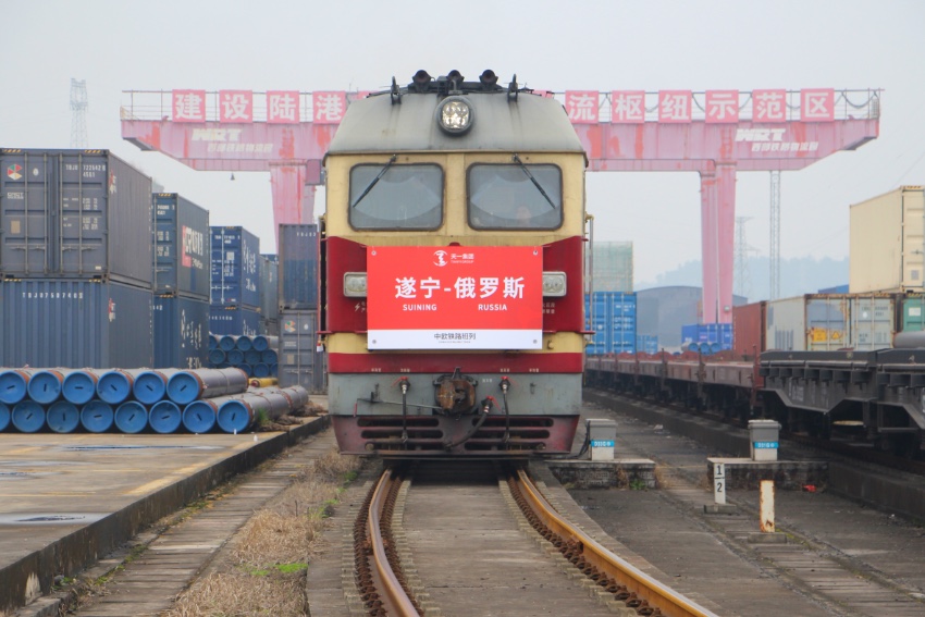 2022年12月30日，伴隨著汽笛長鳴聲，一列滿載50個(gè)40英尺集裝箱貨物的中歐班列在遂寧高新區(qū)西部鐵路物流園順利開行。梁惠攝